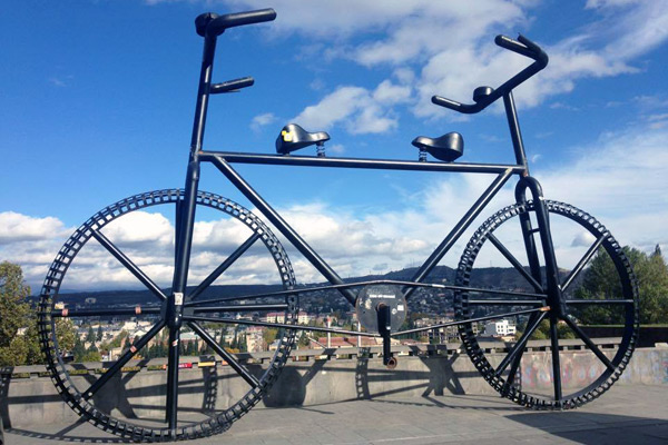 Большой монумент в виде велосипеда в Тбилиси