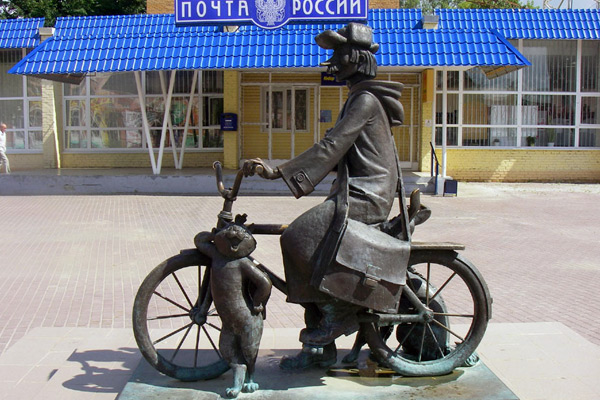 Скульптура почтальона Печкина на велосипеде