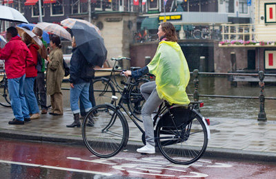 В дождливую погоду на велосипеде